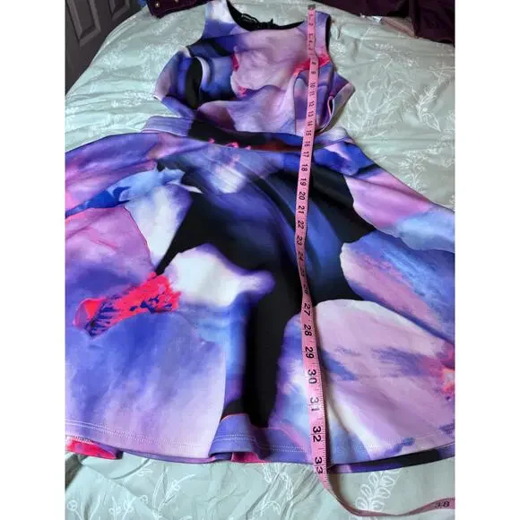 Stunning Bebe fit & flare dress in a vibrant abstract floral print 💜 - Picture 7 of 11